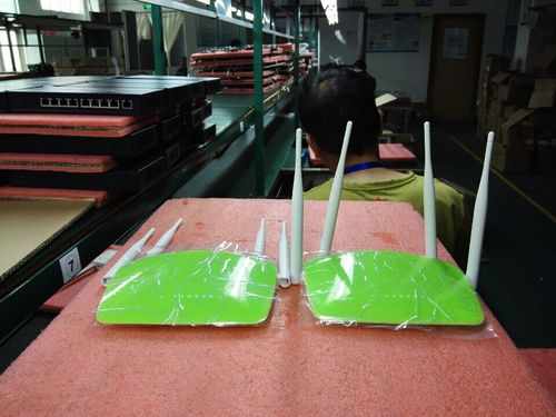 我司为专业家用路由器代工厂oem,此款产品可以定做各种颜色的颓壳